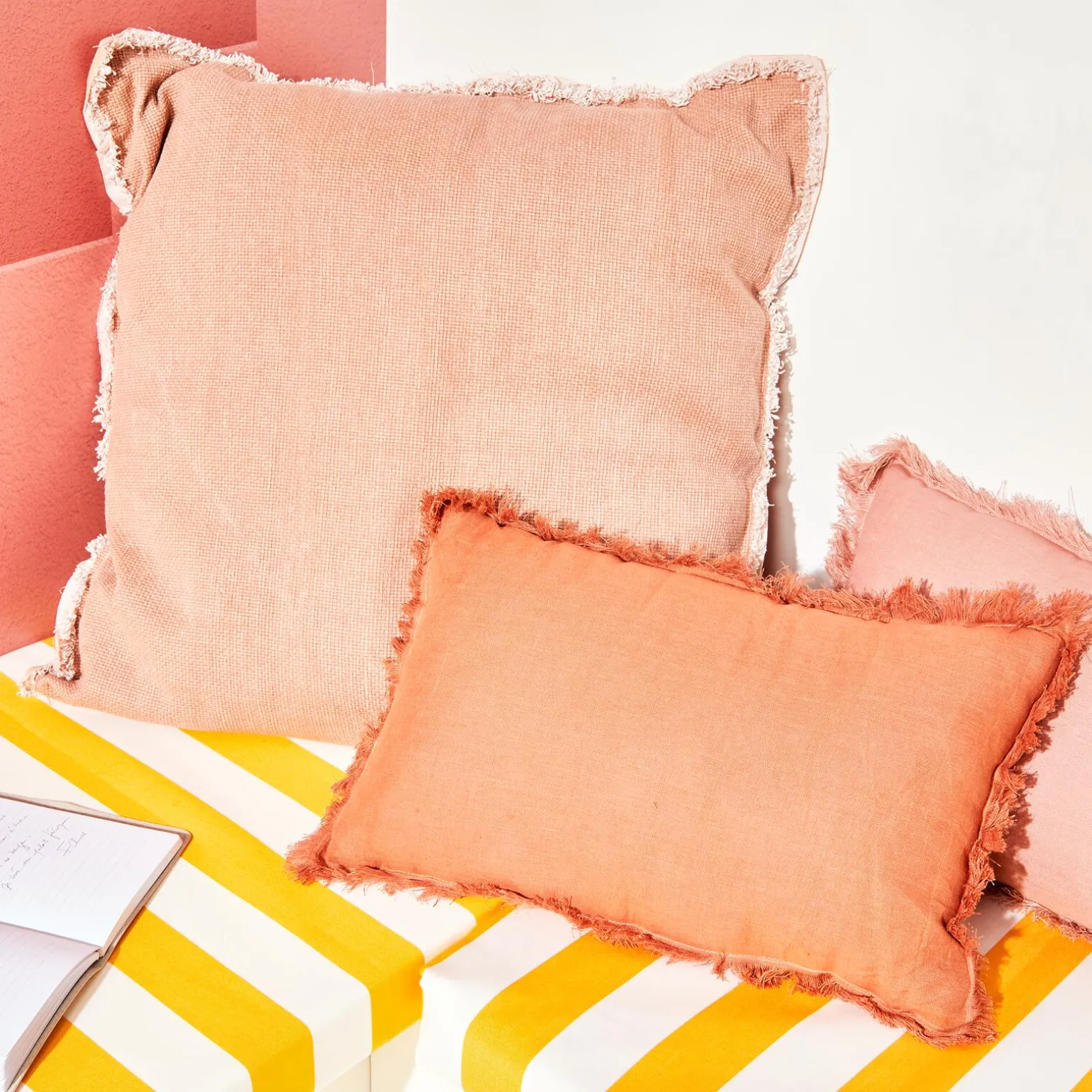Coussin BURTA coloris nude orangé 60 x 60 cm - 4MURS
