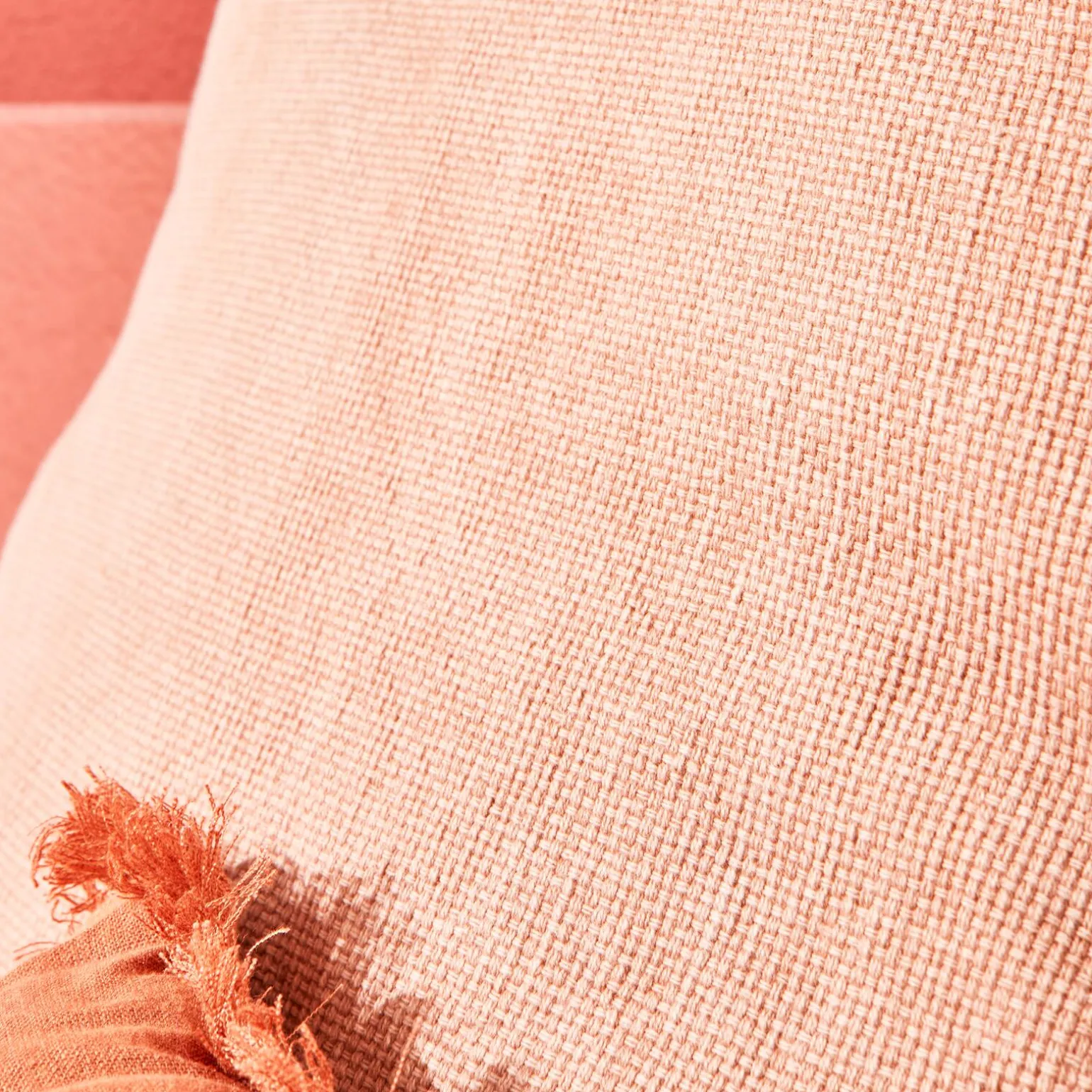 Coussin BURTA coloris nude orangé 60 x 60 cm - 4MURS