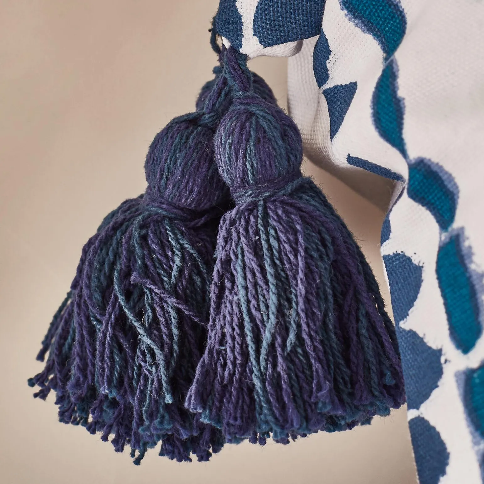 Coussin GABANNA coloris bleu 40 x 60 cm - 4MURS