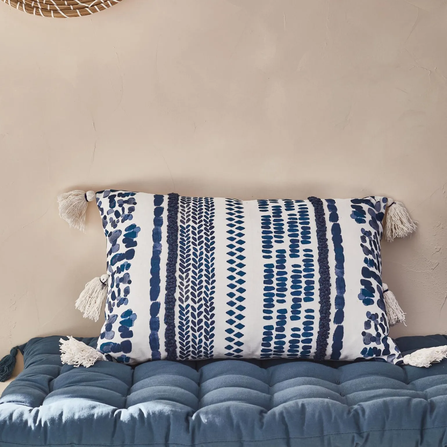 Coussin GABBY coloris bleu 40 x 60 cm - 4MURS