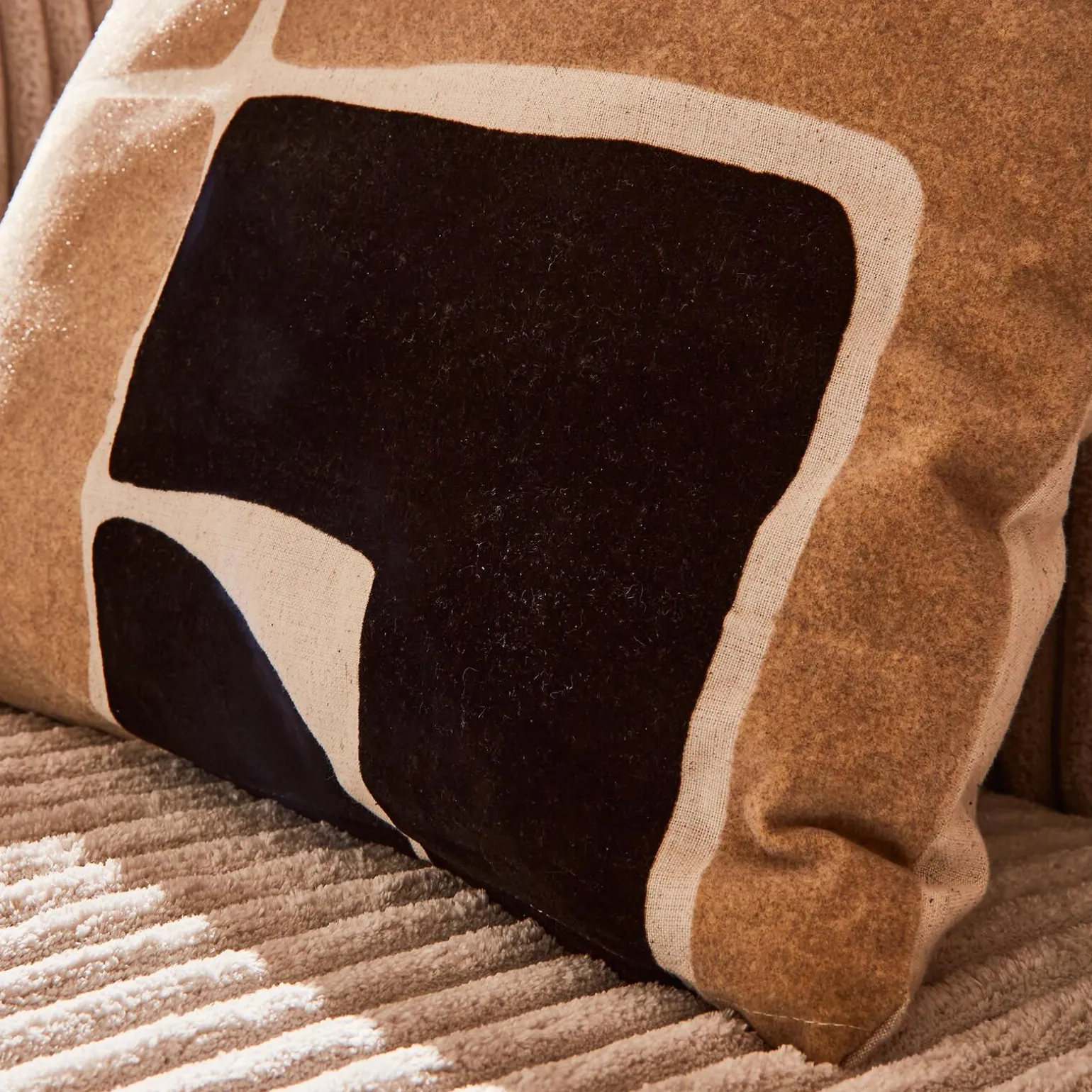 Coussin KUBU coloris noir/beige 50 x 50 cm - 4MURS