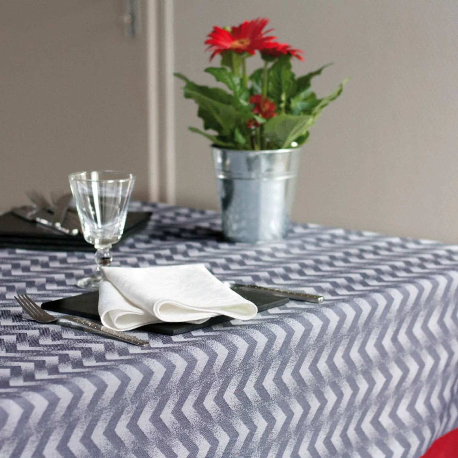 Garnier Thiebaut Nappe CHEVRON coloris gris 155 x 155 cm - 4MURS