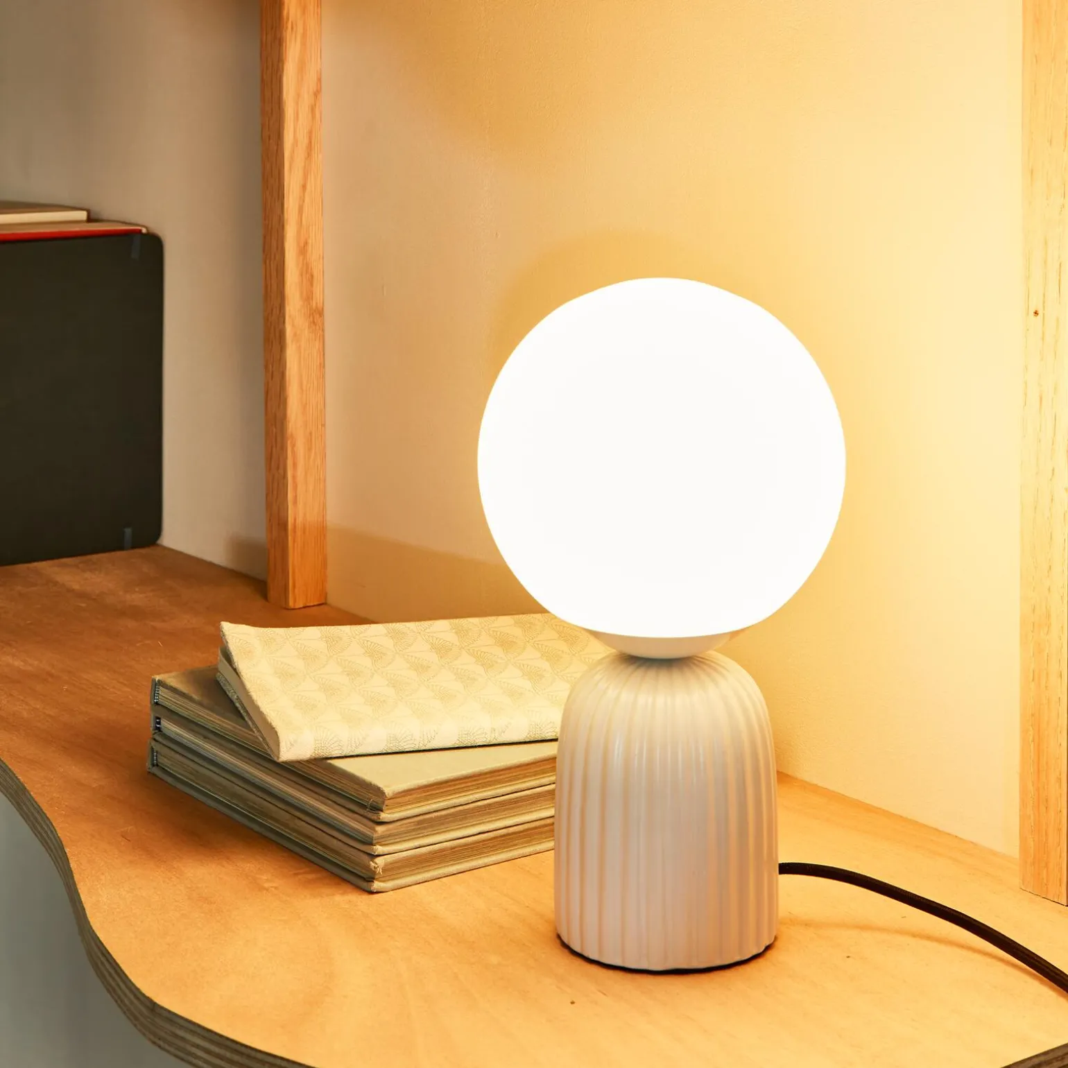 Lampe à poser PENELOPE coloris blanc 26,5 x 15 cm - 4MURS