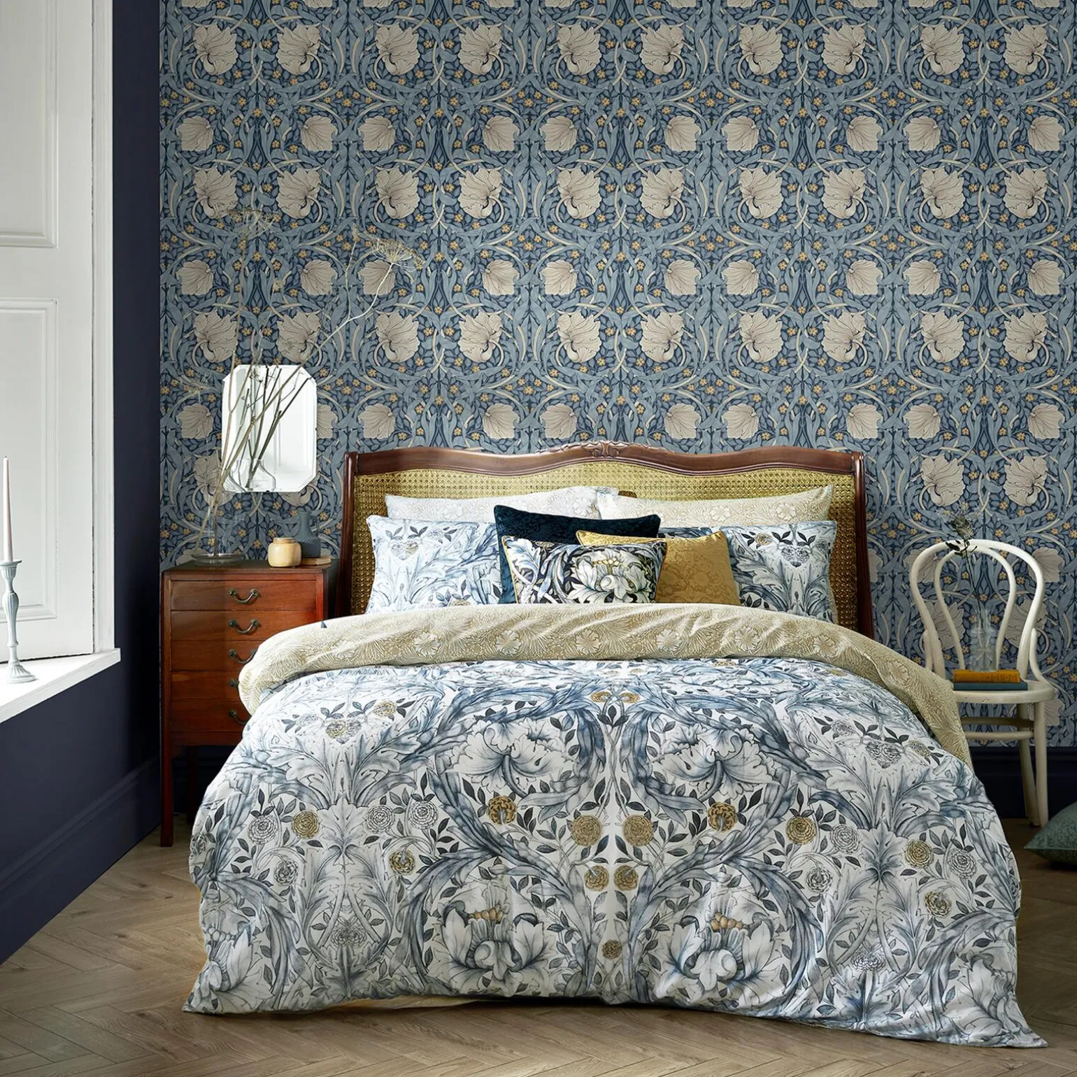 William Morris at Home Papier peint intissé PIMPERNEL bleu marine